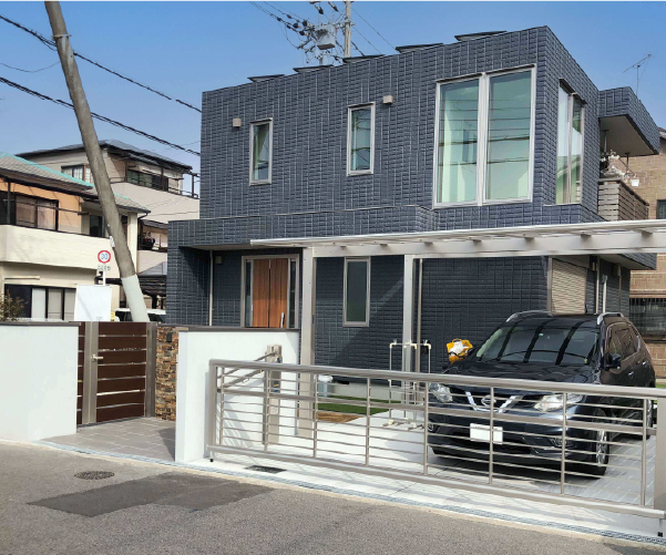 三重県で人気の施工プラン・施工例、お手本のようなセミクローズ。白塗りの塀が似合う新築外構工事