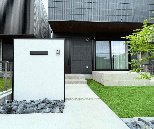 堺市西区で人気の施工プラン・施工例、白と黒のコントラストが引き立つモダンな外構